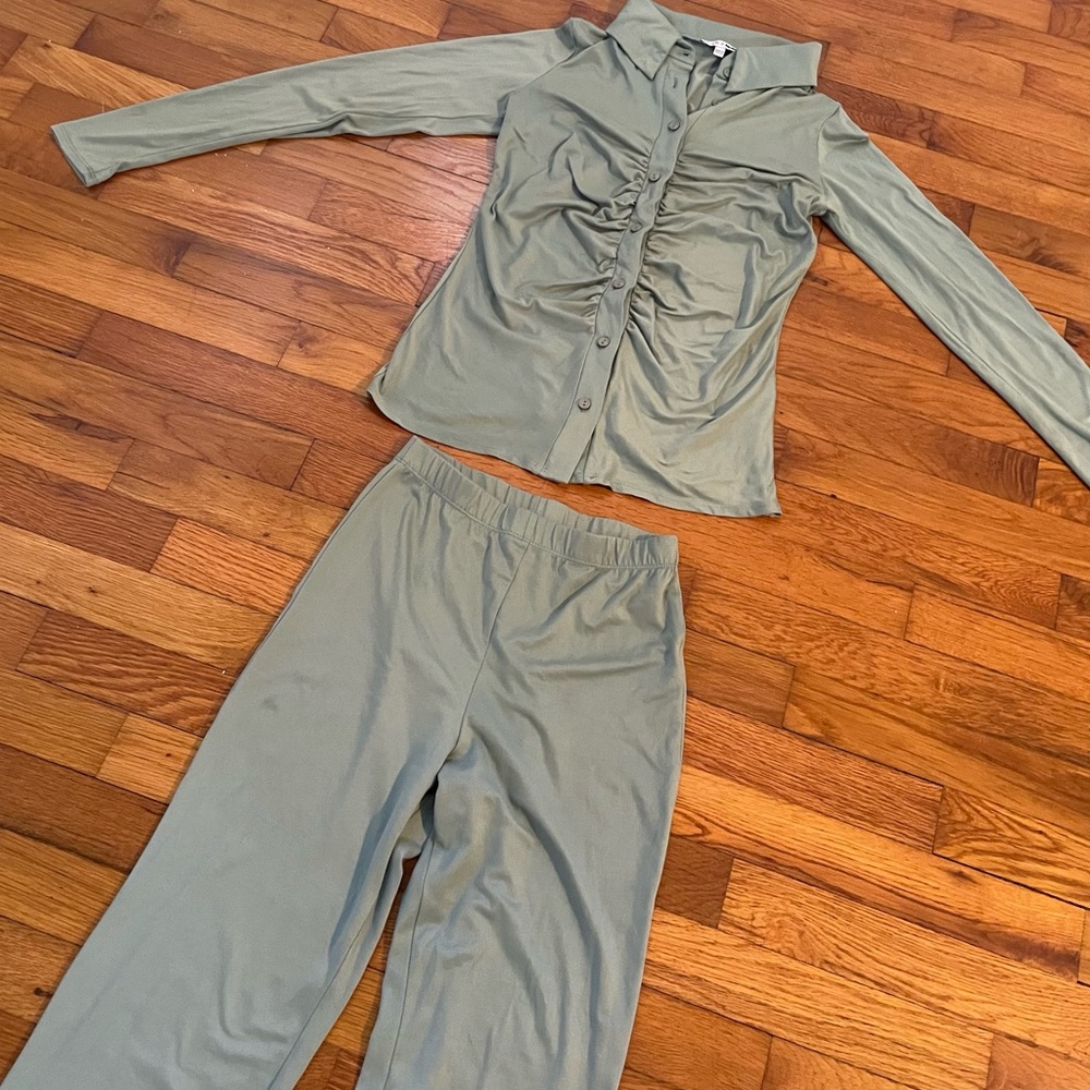 Green Ruched Top and Pants Set - Picture 2 of 7